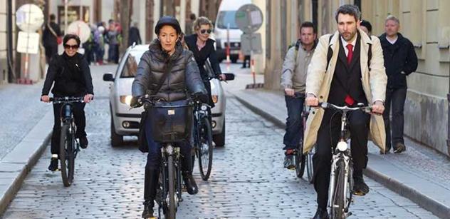 Pražská radní Udženija se vezla do práce na kole. Prý to bylo příjemné